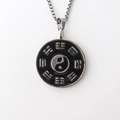 Collana con ciondolo geometrico argento con simboli Yin Yang e Bagua lucidi - Nero e Bianco