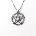 Collana con pendente pentacolo gotico con nodi celtici e luna su una catena d'argento - Argento
