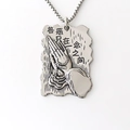 Collana vintage con ciondolo in lega, scritte cinesi e mani in preghiera su piastrina - Argento