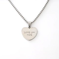 Collana con ciondolo a cuore lucido inciso Love You More con catena box su sfondo bianco - Argento