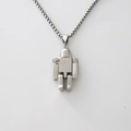 Collana con ciondolo robot argento stile punk con catena a scatola su fondo bianco - Argento