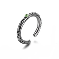 Anello vintage in argento S925 con texture a vite e gemma centrale verde - Anello Magico