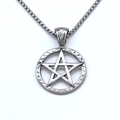 Prachtige hexagram hanger ketting met handgehamerde textuur aan een zilveren blokketting - Zilver