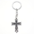 Portachiavi croce gotica vintage in argento con incisione floreale e finitura rustica - Argento