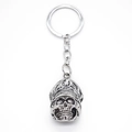 Retro-Metall-Schlüsselanhänger mit Totenkopf und Armeekappe auf weißem Grund - Silber