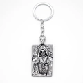 Llavero gótico con colgante cuadrado de calavera en aleación de plata antigua sobre fondo blanco - Plateado