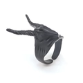 Gotischer Ring in Mattschwarz mit Widderschädel und Hörnern im Punk-Stil auf Weiß - Schwarz