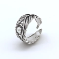 Anello aperto a piuma stile vintage regolabile con finitura argento antico e texture dettagliata - Stile Aperto Piuma Retrò / Argento