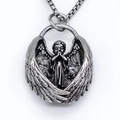 Vintage Silber Angel Wing Anhänger Halskette mit quadratischer Boxkette auf weißem Grund - Silber