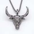 Robuuste gunmetal stierkop hanger ketting met gegraveerde details op witte achtergrond - Zilver