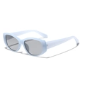 Occhiali da sole squadrati cat eye blu ghiaccio con lenti grigie in vista laterale a 45 gradi - Blu Gelatina