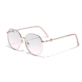 Occhiali da sole poligonali in metallo oro rosa con lenti sfumate rosa chiaro su fondo bianco - Grigio Rosa