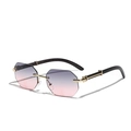 Occhiali da sole poligonali a giorno con lenti sfumate e aste in trama di legno chic - Grigio Rosa