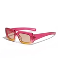 Gafas de sol rectangulares de moda con degradado rosa y naranja sobre fondo blanco puro - Burdeos