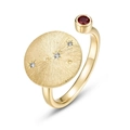 Anillo de plata S925 bañado en oro con disco cepillado y gema roja - Abierto Ajustable / Cáncer (Rubí de Laboratorio)