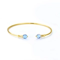 Brazalete abierto de plata S925 dorada con dos cuentas de piedras preciosas azules - Plata 925 / Cristal azul sintético