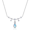 Collana in argento 925 con ciondolo in opale a forma di goccia su uno sfondo bianco - Argento 925 / Opale sintetico