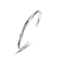 Vintage Silberarmreif mit geometrischem Muster und polierter Twisted-Optik für Damen - Hellsilber mit Lack