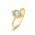 Goldener Opalring mit gedrehtem Rand und verstellbarer Ringschiene vor weißem Grund - Einstellbar Offen / Gold