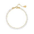 Zweilagiges S925 vergoldetes Armband mit Süßwasserperlen und Perlen auf weißem Hintergrund - 925er Silber / Gold