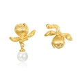 Orecchini a fiore in argento S925 spazzolato oro con perle e zirconi su sfondo bianco puro - Argento 925 / Oro