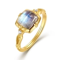 Anello in argento dorato con labradorite quadrata, pietre laterali e gambo regolabile - Aperto Regolabile / Labradorite