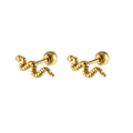 Detail van gouden slangvormige oorknopjes met een veilige ronde schroefsluiting - Goud