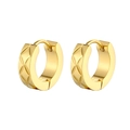 Dettaglio macro di orecchini a cerchio dorati con una moderna finitura trapuntata geometrica - Oro