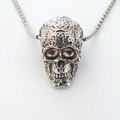 Colgante calavera de plata con grabados góticos y cadena de caja a juego - Estilo de Calavera Tallada Calada / Plateado