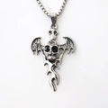 Gotische Totenkopf-Halskette mit Fledermausflügeln in Vintage-Silber auf Quadratkette - Silber