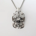 Gotische Totenkopf-Halskette mit Flammen-Totem an einer Edelstahl-Boxkette - Silber
