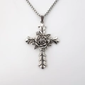 Collana con croce in argento vintage con rilievo di rosa e catena a scatola da donna - Argento