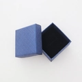 Écrin à bijoux carré bleu foncé avec doublure en velours noir et texture mate chic - Boîte en Papier Bleue 50x50x32mm