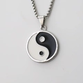 Klassische Tai-Chi-Yin-Yang-Anhänger-Halskette mit Silberkette auf grauem Grund - Silber