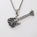 Collana con ciondolo a chitarra argento vintage con rilievo a fiamma e catena box - Argento