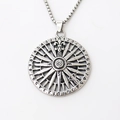 Collana con pendente a bussola vintage in argento con dettaglio giglio su fondo bianco - Argento