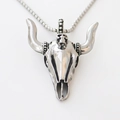 Collana con ciondolo teschio di bue in stile hip hop in argento vintage su bianco - Argento