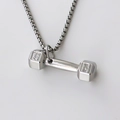 Collar con colgante de mancuerna hip hop para hombre en acero con grabado I CAN - Plateado