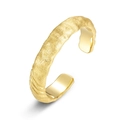 Goldenes Manschettenarmband mit Hammerschlag-Design und verstellbarem offenem Ring - Einstellbar Offen / 10K Gold