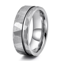 Detail eines 8mm Hammerschlag-Wolframrings mit schwarzer Nut und poliertem Band - US 6 / Silber