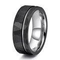 8mm Herrenring aus Wolfram mit schwarzem Hammerschlag-Finish und Silberstreifen - US 6 / Zweifarbig Schwarz