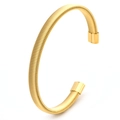 Dettaglio del bracciale a molla dorato a forma di C con punte lucide e superficie testurizzata - 6mm di Larghezza / Oro
