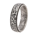 Detail der handgehämmerten unregelmäßigen Textur auf dem Punk-Titanstahlringband - US 6 / Antiksilber
