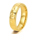 Minimalistischer Ring aus goldenem Titanstahl mit gehämmerter Textur im Retro-Punk-Stil - US 6 / Gold