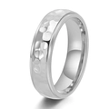 Nahaufnahme eines silberfarbenen Rings mit Hammerschlag-Textur und Metalloberfläche - US 6 / Silber
