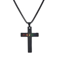 Détail du pendentif croix en acier noir avec l'inscription PRIDE arc-en-ciel - Noir Arc-en-Ciel (Avec Chaîne 60cm)