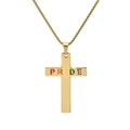 Détail macro du pendentif croix dorée avec lettres PRIDE arc-en-ciel et chaîne box - Or Arc-en-Ciel (Avec Chaîne 60cm)