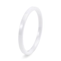 Makro-Detail von hochglanzpoliertem weißem Keramikring mit glatter Oberfläche - US 6 / Weiß (2mm Breite)