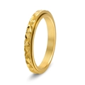 Detailansicht eines 3mm breiten Goldrings aus Titanstahl mit geometrischer Gravur - US 5 / Gold