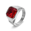 Dettaglio di un anello da uomo in acciaio inossidabile con rubino rosso a taglio quadrato - US 7 / Argento/Zirconia Rossa